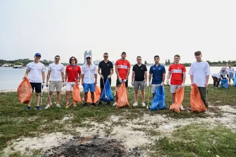 Jajaran Pembalap dan Tim Formula E Bersihkan Pantai di Kawasan Sirkuit Jaya Ancol