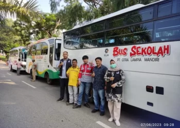 PT CLM Beri Bantuan 5 Bus Sekolah untuk Antar Murid SMP dan SMA di Luwu Timur