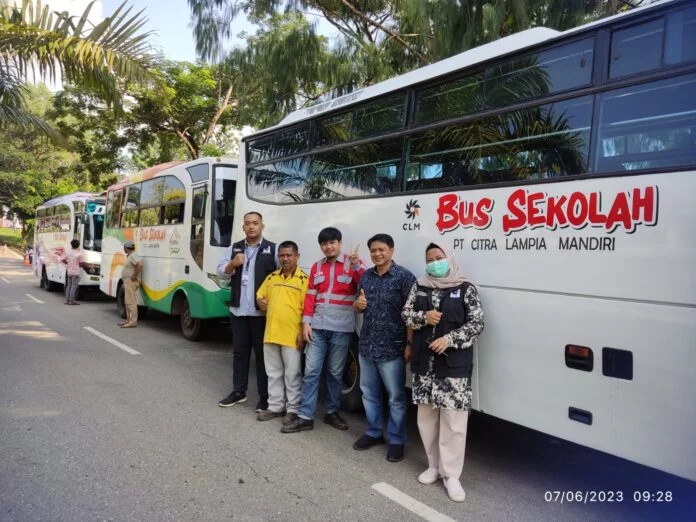 PT CLM Beri Bantuan 5 Bus Sekolah untuk Antar Murid SMP dan SMA di Luwu Timur