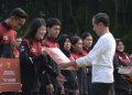 Pesiden Berikan Penghargaan dan Bonus kepada Para Atlet SEA Games ke-32 Kamboja di Istana Merdeka