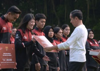 Pesiden Berikan Penghargaan dan Bonus kepada Para Atlet SEA Games ke-32 Kamboja di Istana Merdeka