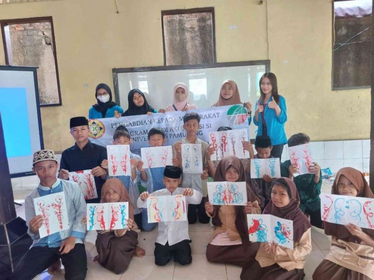 4 Mahasiswa Universitas Pamulang Laksanakan PKM dengan Memperkenalkan Seni Lukis Sederhana kepada Anak-anak