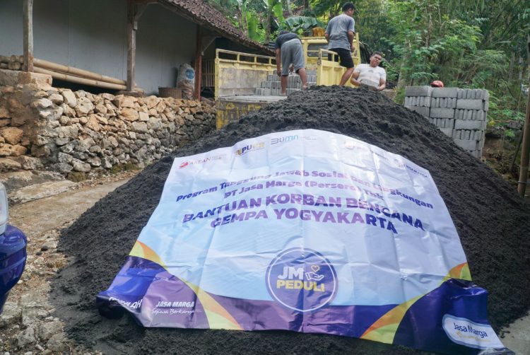 Jasa Marga Salurkan Bantuan Material Bangunan Untuk Korban Bencana Gempa Bumi Yogyakarta