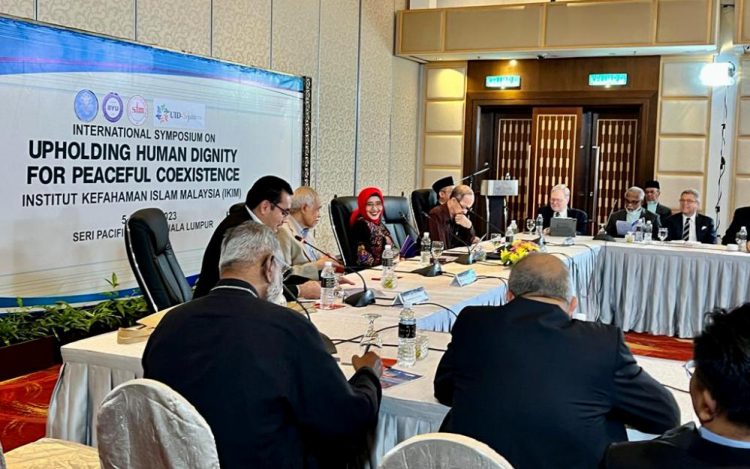 Profesor Inayah dari UIN Sunan Kalijaga Menjadi Narasumber dalam Simposium Internasional di Malaysia