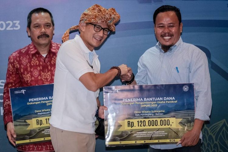 Menparekraf Serahkan Bantuan DPUP bagi Tiga Desa Wisata di Banten dan DKI Jakarta