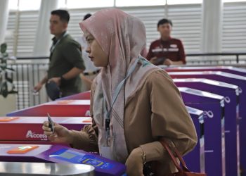 Asik, Pengguna Commuter Line Naik LRT Jabodebek Bisa Pakai KMT