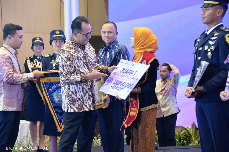 Beri Penghargaan Kepada Insan Peduli Keselamatan Jalan, Menhub Ajak Generasi Muda Jadi Pelopor