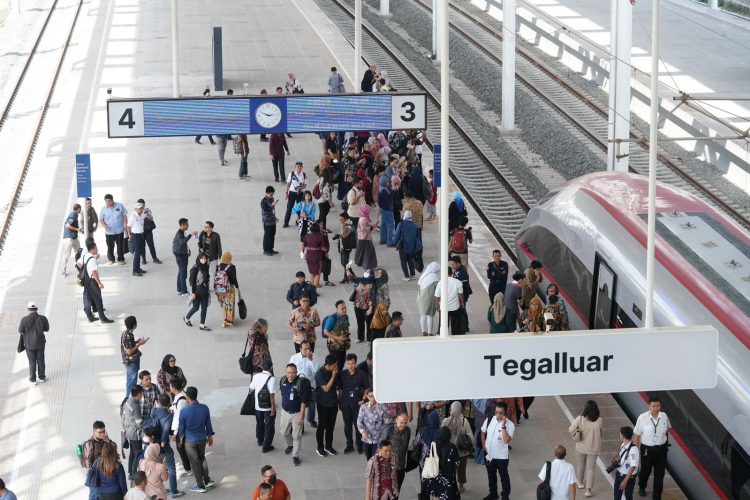 Penumpang Kereta Cepat Whoosh Capai 11 Ribu Orang Perhari