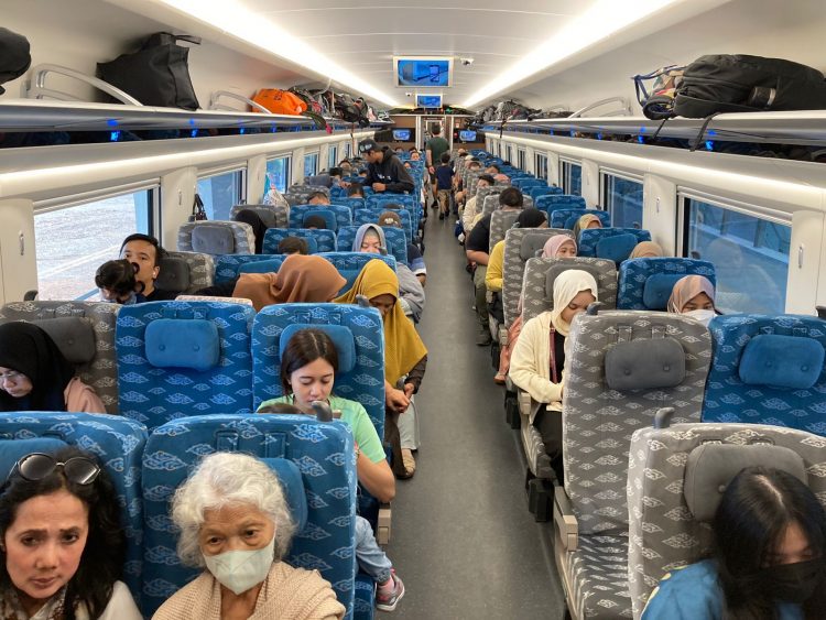 Akhir Pekan, 23 Ribu Penumpang Naik Kereta Cepat Whoosh