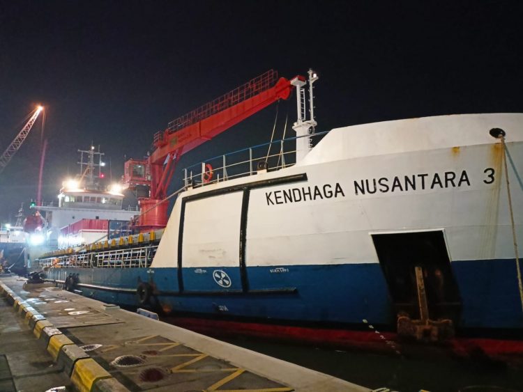 Kemenhub dan Djakarta LLoyd Distribusikan 7.800 Ton Semen Lewat Tol Laut