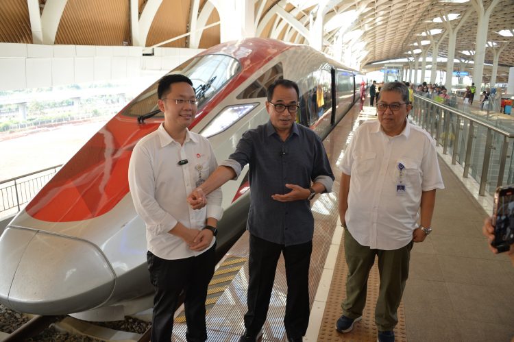 Kereta Cepat Whoosh Disambut Antusias, Tembus 21 Ribu Penumpang Sehari