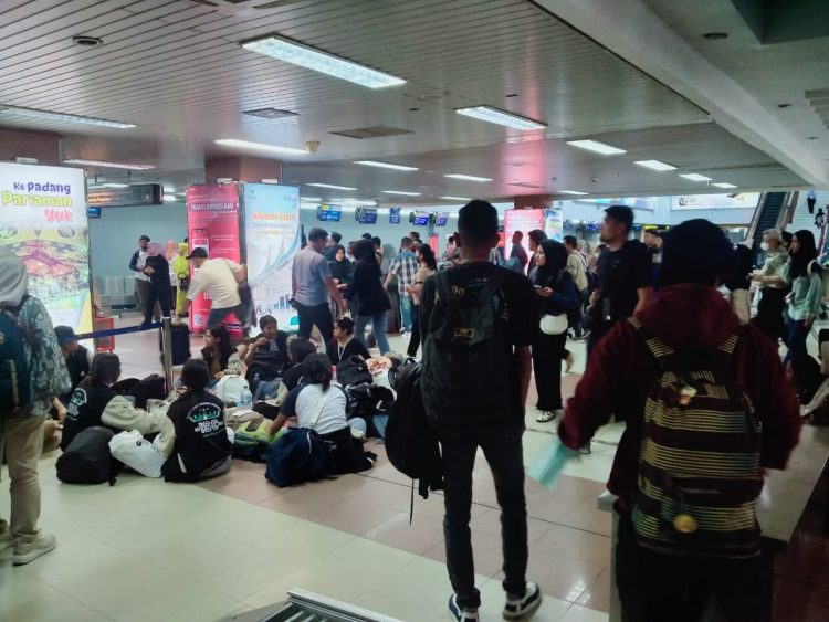 Gunung Marapi Kembali Erupsi, Bandara Minangkabau Ditutup Sementara