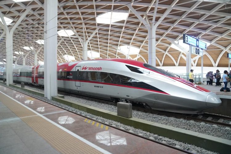 Penumpang Melonjak di Momen Libur Panjang, KCIC Tambah 8 Perjalanan Whoosh