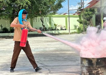 Edukasi Keselamatan, PELINDO Edukasi Cara Penggunaan APAR kepada Siswa di Belawan