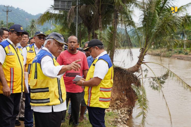 Tinjau Banjir Sumatera Barat, Menteri Basuki Targetkan Penanganan Tuntas Dalam Dua Minggu