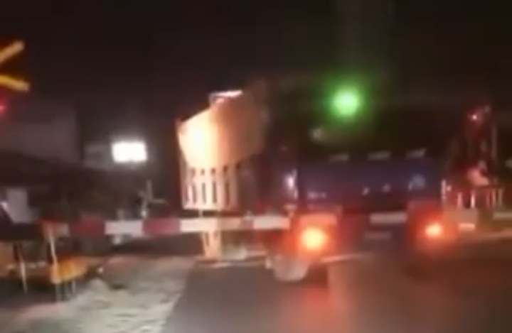 KAI Sesalkan Truk Terobos Pintu Perlintasan, Sehingga Menemper KA Putri Deli di Perbaungan