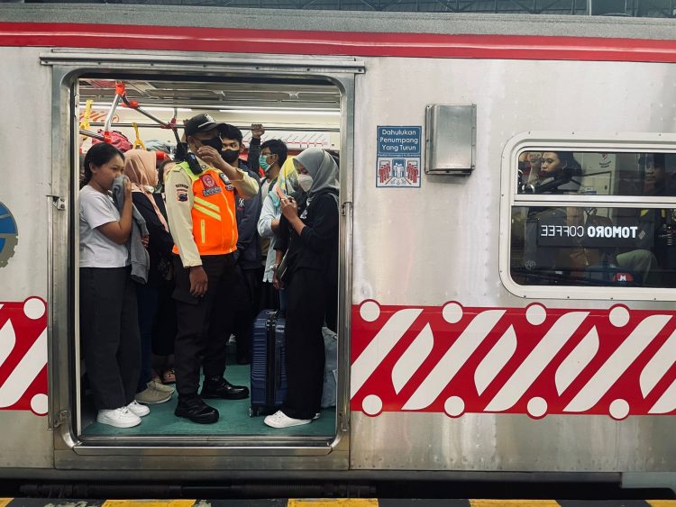 Pengguna Commuter Line Di Stasiun Integrasi  Naik saat Libur Lebaran