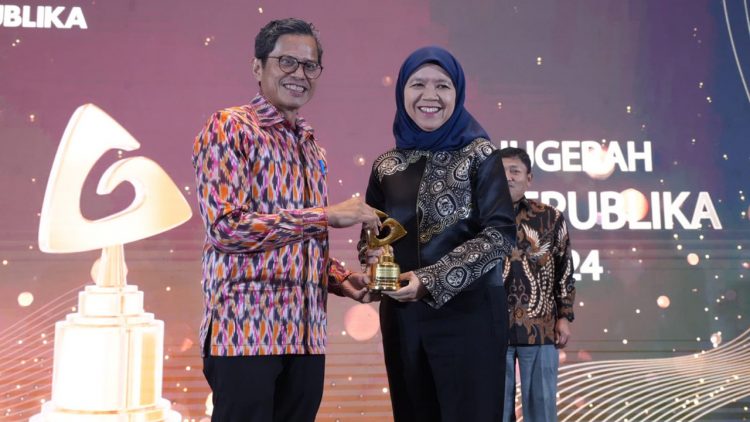 PT Bukit Asam Tbk (PTBA) berhasil meraih ESG Republika Award 2024 untuk kategori Health, Safety, Security dan Environment (HSSE).