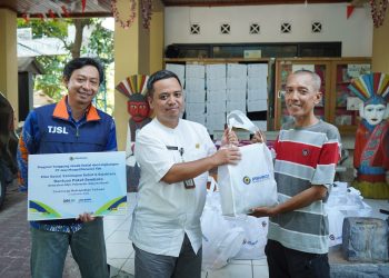 Jasa Marga Salurkan Paket Sembako untuk Warga di Sekitar Jalan Tol Ruas Dalam Kota Jakarta