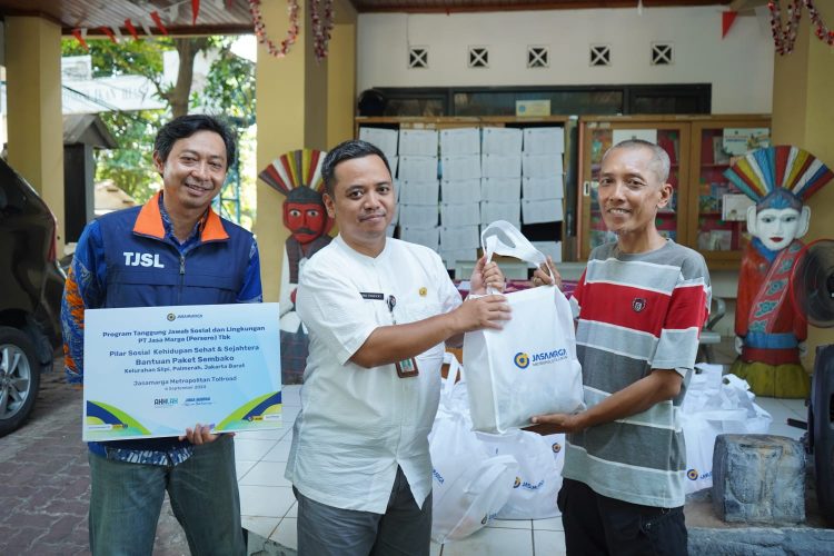 Jasa Marga Salurkan Paket Sembako untuk Warga di Sekitar Jalan Tol Ruas Dalam Kota Jakarta