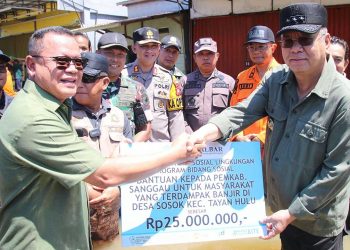 Bank Kalbar Serahkan Bantuan CSR Korban Banjir Sanggau