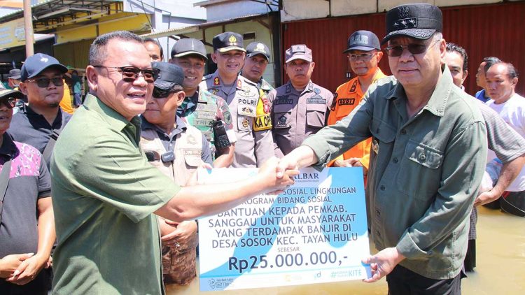 Bank Kalbar Serahkan Bantuan CSR Korban Banjir Sanggau