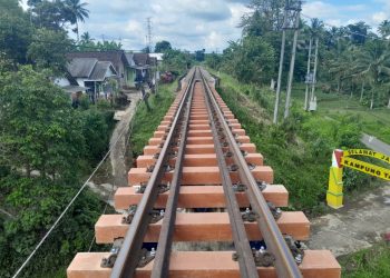 Dukung Program Sustainability KAI Ganti Bantalan Rel Kayu ke Sintetis