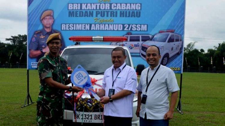 Tunjang Layanan Kesehatan, Danmen Arhanud 2 SSM Terima Mobil Ambulan CSR dari BRI