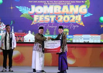 Pimpinan Bank Jatim cabang Jombang, Hanif Julhamsyah serahkan bantuan CSR melalui Pj Bupati Jombang Teguh Narutomo, di Alun-Alun Jombang, Senin (14/10).