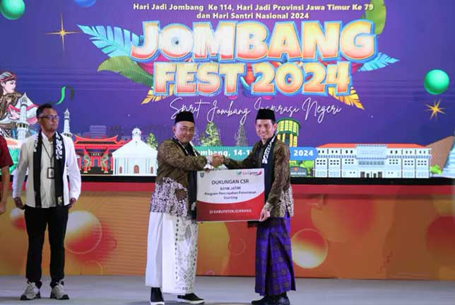 Pimpinan Bank Jatim cabang Jombang, Hanif Julhamsyah serahkan bantuan CSR melalui Pj Bupati Jombang Teguh Narutomo, di Alun-Alun Jombang, Senin (14/10).