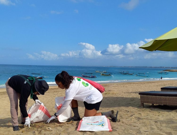Aksi Bersih-Bersih Pantai di Bali dalam Peringatan World Sustainability Day 2024
