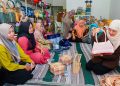 Khofifah Indar Parawansa saat mengunjungi Sentra Tas Anyam di Ponorogo.