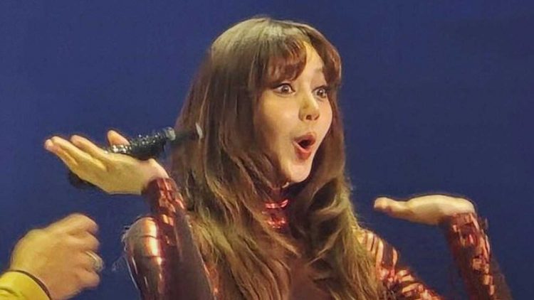 Lisa Blackpink Cicipi Rendang saat Jumpa Fans di Jakarta