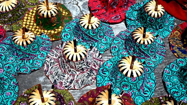 Kaya Kreatifitas, Kasongan Kini Miliki Kerajinan Kipas dan Topi Batik