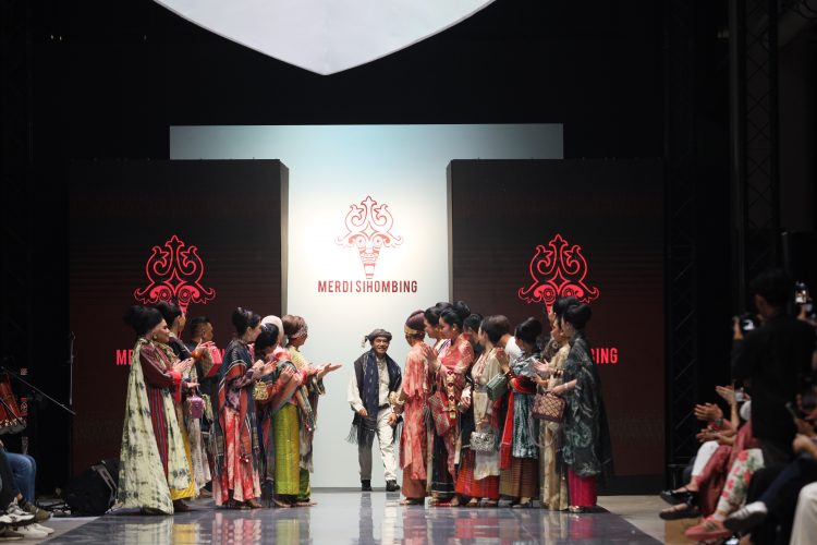 Fashion Show Merdi Sihombing x Humbang Kriya, Karya Dua Sahabat