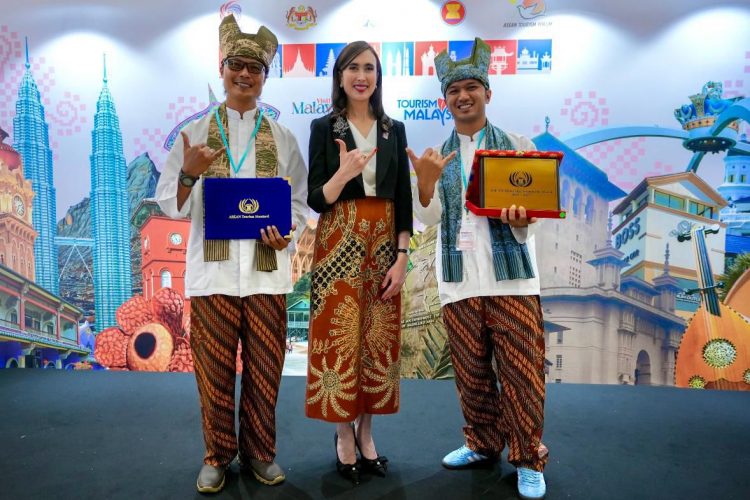 Menteri Pariwisata (Menpar) Widiyanti Putri Wardhana bersama dengan perwakilan desa wisata indonesia yang mendapat penghargaan pada ASEAN Tourism Awards yang berlangsung di Persada Johor International Convention Center, Johor Bahru, Malaysia, pada (20/1/2025).