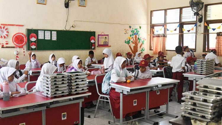 Menkomdigi Tekankan Perlunya Sosialisi Program Makan Bergizi Gratis dengan Nilai Kearifan Lokal