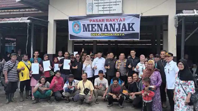 Pedagang di Pasar Rakyat Menanjak Dapat Bantuan CSR dan Bebas Retribusi