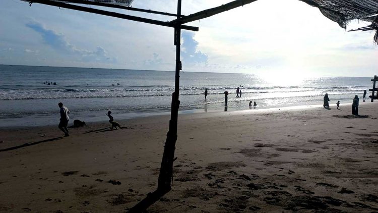 Relawan Bersihkan Pantai Ujong Blang Sambut Bulan Suci Ramadhan