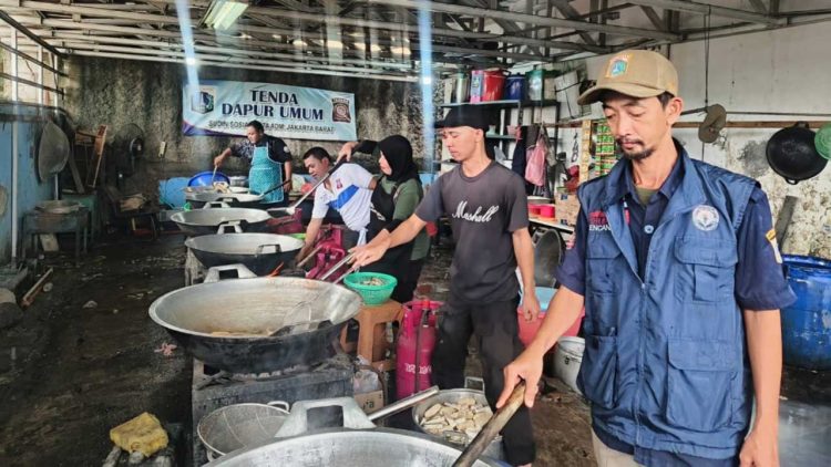 Kemensos Dirikan Dapur Umum dan Salurkan Bantuan Saat Banjir Jakarta