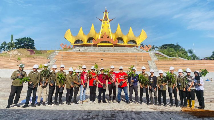 ASDP Hijaukan Bakauheni: Tanam Pohon Hasil UMKM Binaan Tekan Emisi Karbon