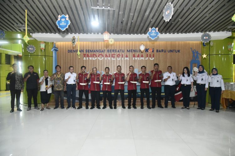 Kepedulian di Bulan Ramadhan, KAI Services Gelar Buka Bersama Porter Serentak di 8 Stasiun