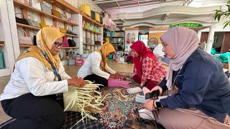UMK Binaan Bukit Asam Ajak SIBA Rajut Belajar Hingga ke Pati