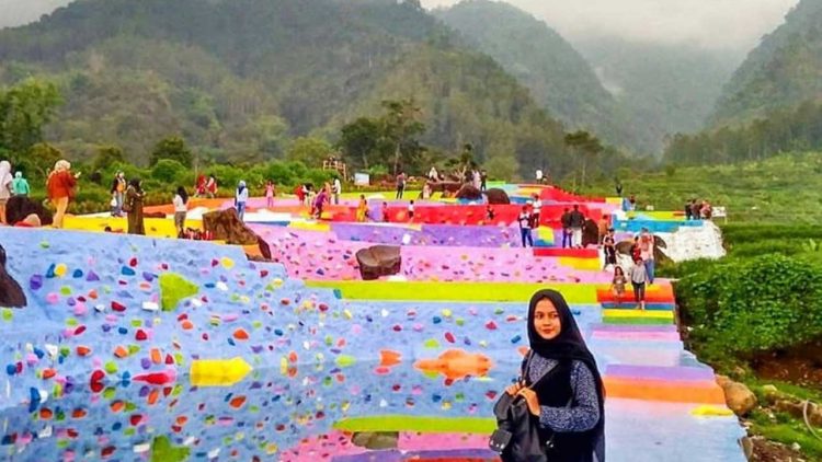 Bumi Pelangi Jalaksana Berikan Nuansa Warna Warni di Kaki Gunung Ceremai