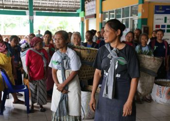 Buruh Gendong Dapat Layanan Cek Kesehatan Gratis dan Sembako dalam Rangka Hari Perempuan Internasional