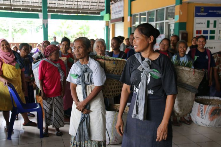 Buruh Gendong Dapat Layanan Cek Kesehatan Gratis dan Sembako dalam Rangka Hari Perempuan Internasional