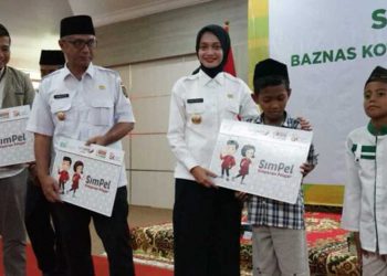 Mbak Vinanda dan Gus Qowim Serahkan Santunan Kepada 180 Anak Yatim
