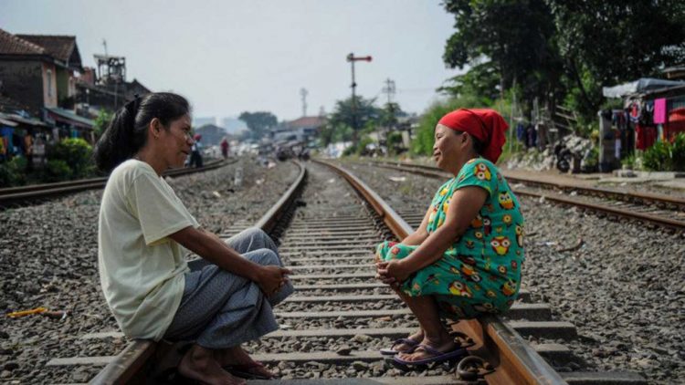 KAI Cirebon Himbau Warga Jangan Ngabuburit di Rel Kereta