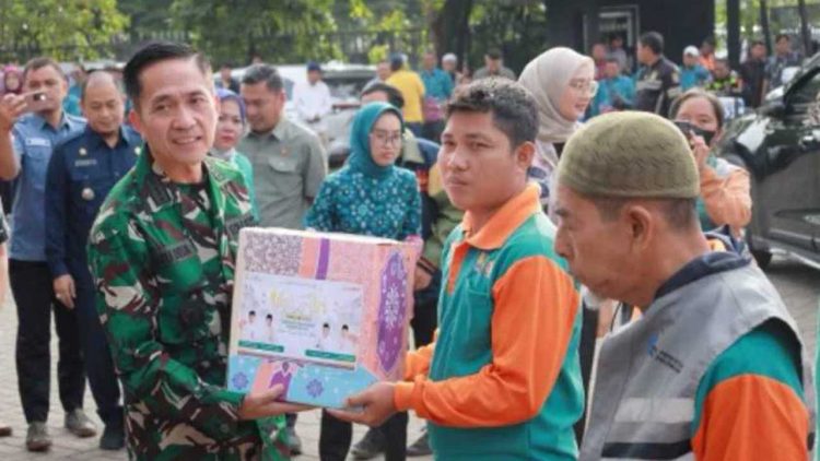 Wali Kota Palembang Bagikan 511 Sembako ke PHL Dinas Perkimtan