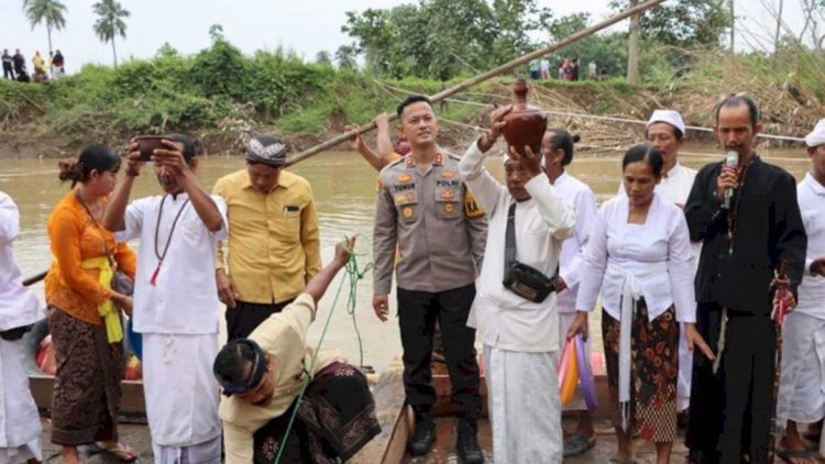 Polisi Kawal Upacara Melasti di Pringsewu